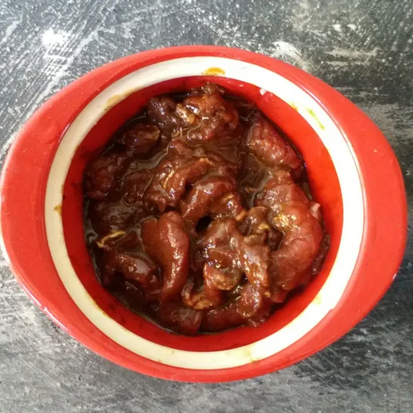 Iris tipis daging sapi lalu campur dengan bumbu marinasi.