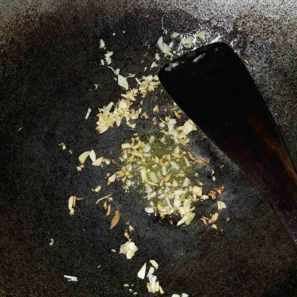 Panaskan minyak goreng untuk menumis. Tumis bawang putih hingga harum.