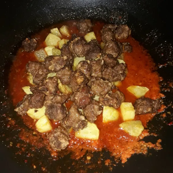 Masukkan kentang dan bola daging. Aduk rata dan masak sampai bumbu meresap. Angkat lalu sajikan.