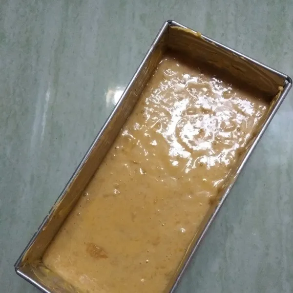 Tuang adonan ke dalam loyang yang sudah dilapisi mentega/ minyak, agar tidak lengket.