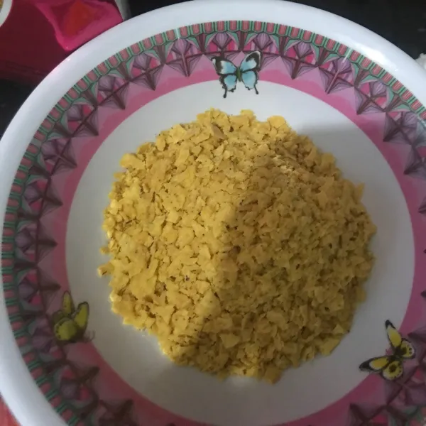 Siapkan wadah lain untuk happy tos (happy tos dihancurkan dulu)