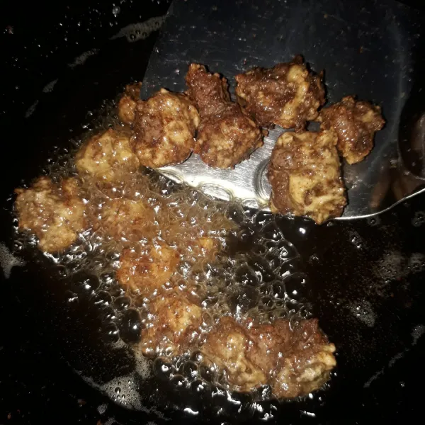 Goreng bola-bola daging sampai matang.