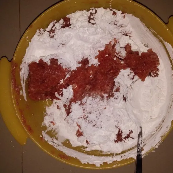 Giling daging, putih telur, es batu, bawang goreng dan bawang putih hingga halus. Tambahkan semua bumbu bakso. Aduk hingga tercampur rata. Masukan tepung tapioka. Aduk hingga tercampur rata.
