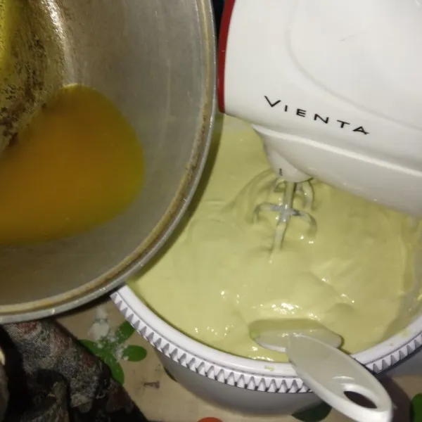 Tuang margarin yang sudah dilelehkan, aduk rata menggunakan spatula.