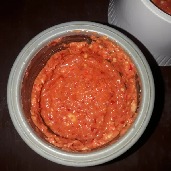 Blender semua bahan bumbu halus.