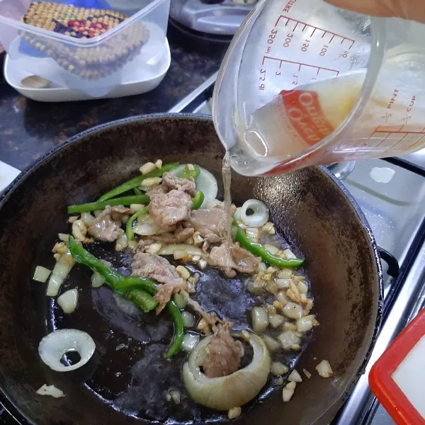 Tambahkan kaldu, kecap asin, dark brown sugar dan rice vinegar. koreksi rasa, tambahkan garam jika ingin. Masak hingga air mengental dan menguap. Sajikan selagi hangat dengan semangkuk nasi.