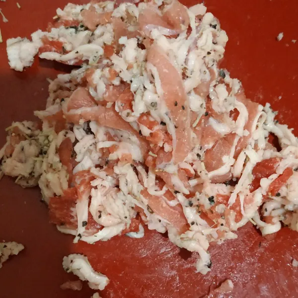 Marinasi daging dengan campuran bumbu pada step 2. Diamkan minimal 30 menit.