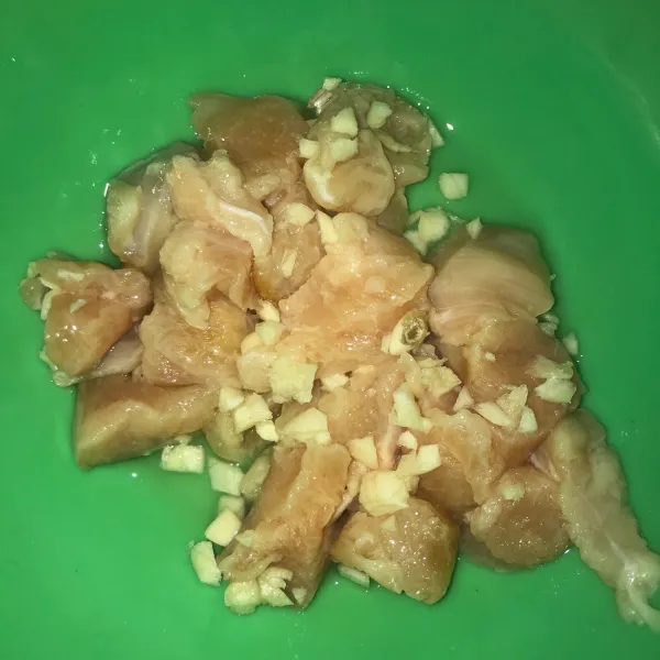Siapkan ayam cube dalam wadah yang sudah dibaluri bawang putih