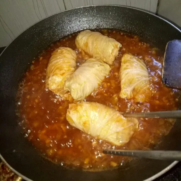 Cincang bawang putih lalu tumis sampai harum, masukan saos bolongnese. Aduk rata, masukkan steamed beef tadi. Aduk sampai merata, angkat dan sajikan dengan taburan wijen beserta daun bawang.