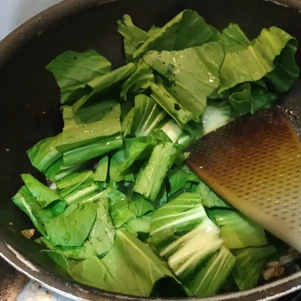 Masukkan sayur pak choy. Masak hingga sayur sedikit layu. Tambahkan garam. Matikan kompor.