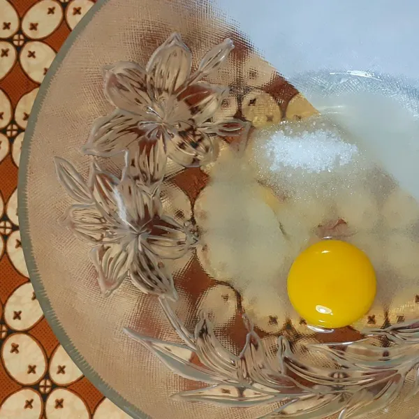 Campurkan sebutir telur dan garam kedalam wadah kemudian aduk hingga gula larut.