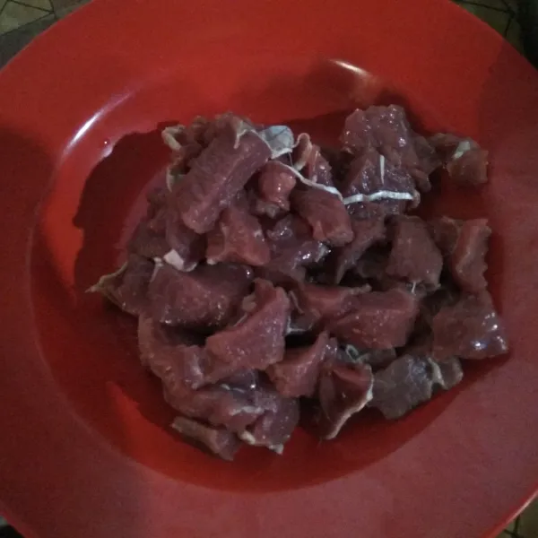 Potong daging sapi kecil-kecil/sesuai selera.