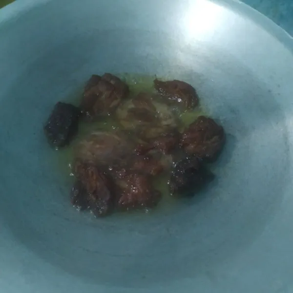 Tahap kedua : geprek daging lalu goreng daging kembali sampai dagingnya krispy tetap pakai api kecil.