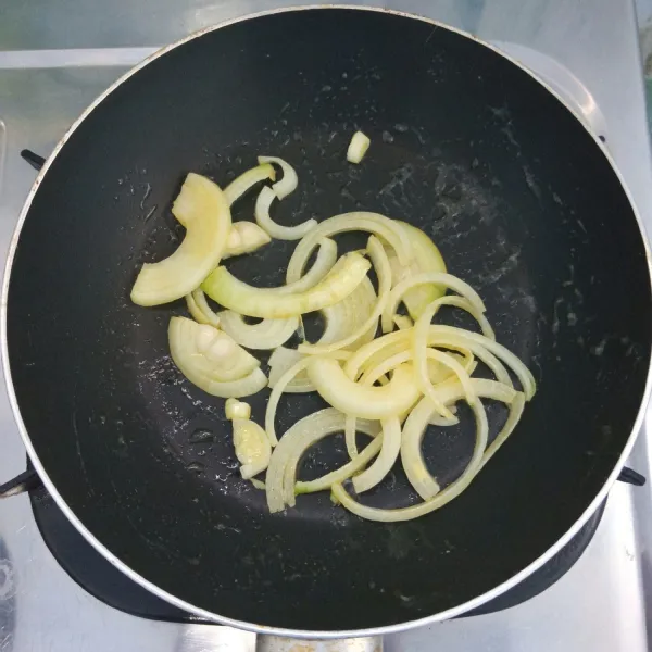 Lelehkan margarin. Masukkan bawang bombai. Kemudian tumis sampai harum dan layu.