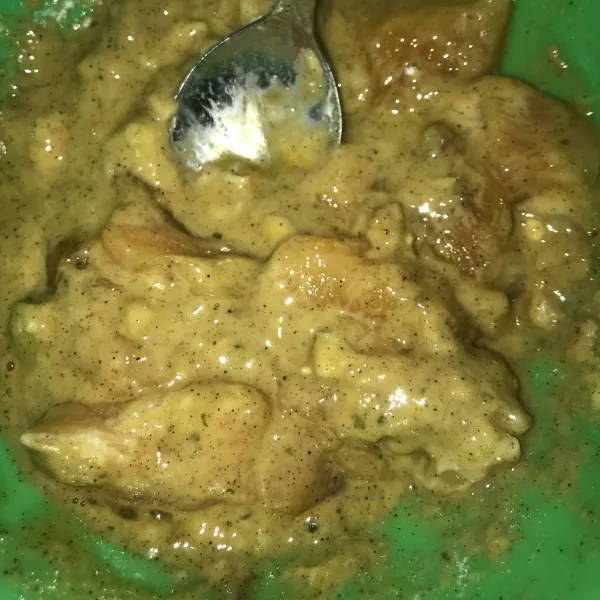 Selanjutnya masukkan 1 butir telur, 2 sdm tepung terigu, 1 sdm tepung maizena, 1 sdt penyedap jamur, 1 sdt lada hitam, dan 1 sdm bumbu bbq. Campurkan dan aduk secara merata.