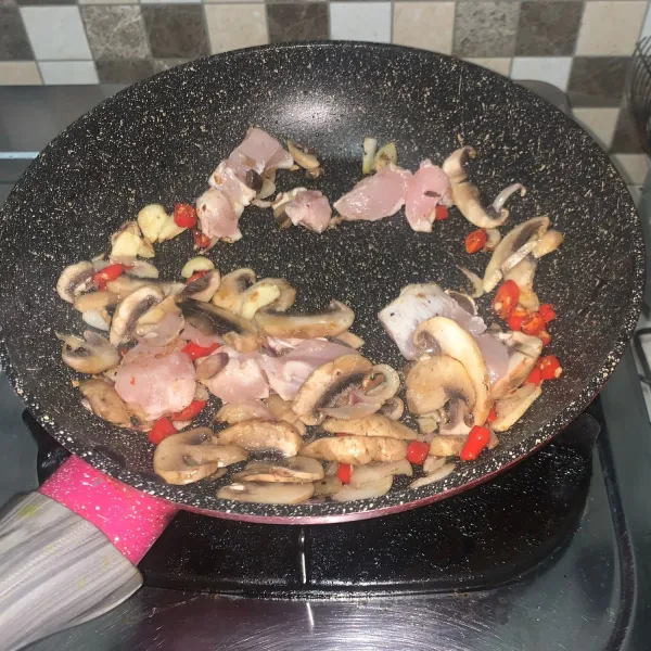 Masukkan jamur dan ayam, masak hingga matang