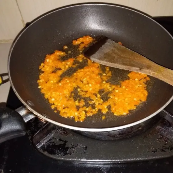 Panaskan minyak goreng. Tumis bumbu halus hingga harum. Masukan air, gula, garam dan kaldu bubuk