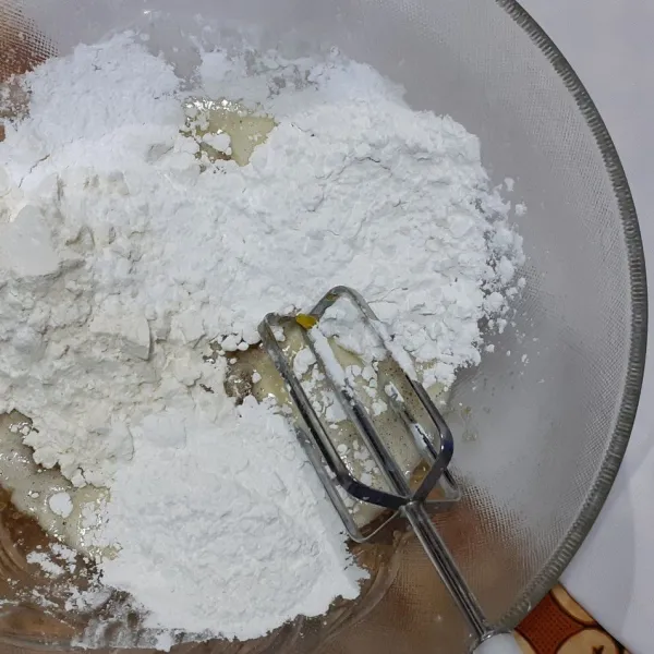 Campurkan tepung terigu, tepung beras dan tepung tapioka kedalam wadah yg sama.