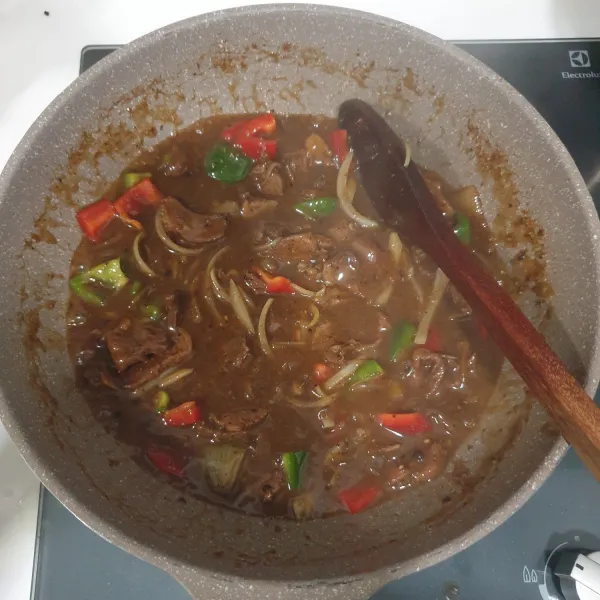 Aduk rata masak sampai kuah mengental. Tambahkan sedikit garam jika kurang asin. Angkat dan matikan api.