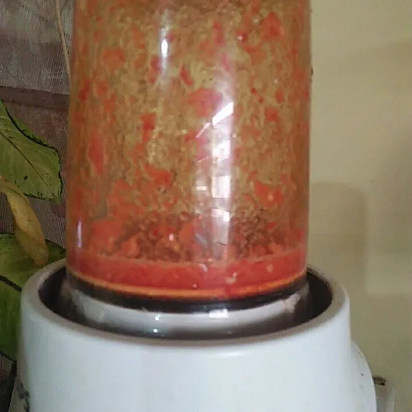 Blender bumbu cabe merah dan bawang putih.