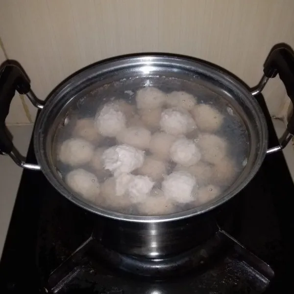 Didihkan air, lalu kecilkan api. Ambil adonan dan cetak dengan tangan. Masukan ke dalam air panas. Biarkan matang. Setelah mengapung, angkat dan tiriskan. Rendam dalam air es beberapa saat lalu tiriskan.