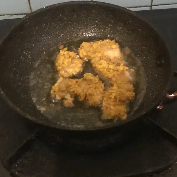 Setelah itu goreng menggunakan minyak yang panas dan api kecil.