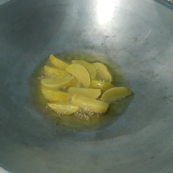 Kupas kentang, potong sesuai selera lalu goreng sampai matang, tiriskan.