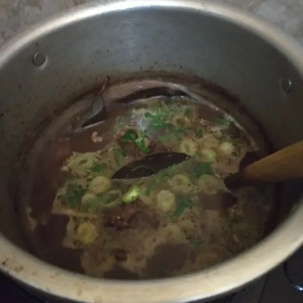 Masak hingga bumbu meresap dan daging empuk. Sesaat sebelum api dimatikan masukkan daun bawang. Aduk rata lalu tes rasa. Sajikan sup konro dengan taburan bawang goreng, irisan seledri dan jeruk nipis.