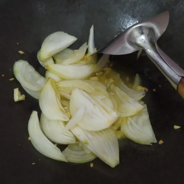 Lalu masukkan irisan bawang Bombay, masak sampai layu.