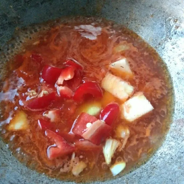 Masukkan bawang bombay dan paprika, masak hingga paprika layu.