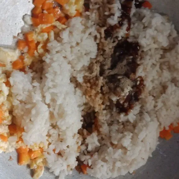 Tambahkan nasi putih beri saos tiram, kecap asin, kaldu bubuk, garam, dan merica bubuk, aduk rata tes rasa.