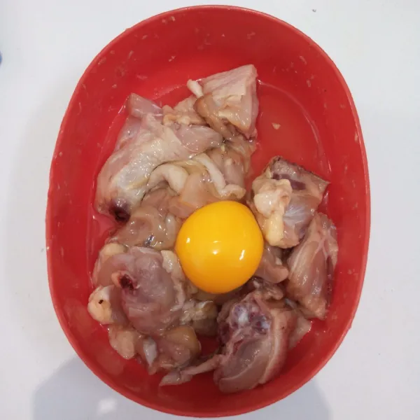 Potong-potong ayam. Balur dengan bumbu perendam. Diamkan selama 1 jam. Kemudian masukkan telur. Aduk rata.