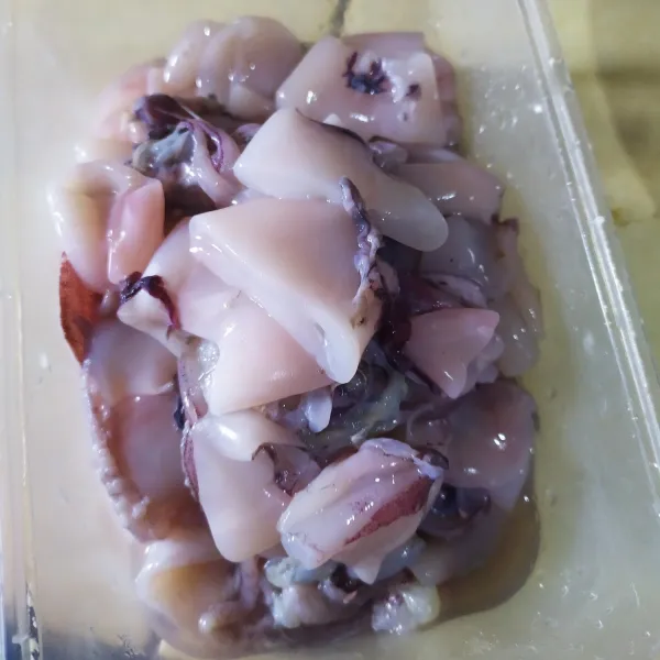 Cuci bersih cumi, buang tintan dan kotorannya, iris lalu beri perasan air jeruk nipis diamkan selama 5 menit, kemudian cuci kembali, tiriskan.