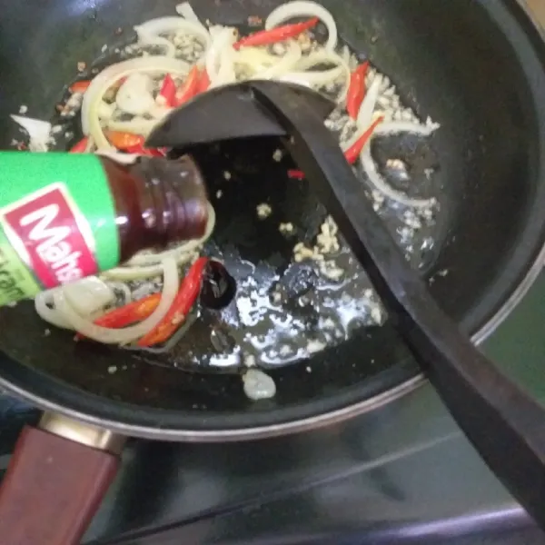 Tambahkan kecap asin, kecap manis dan saus tiram.