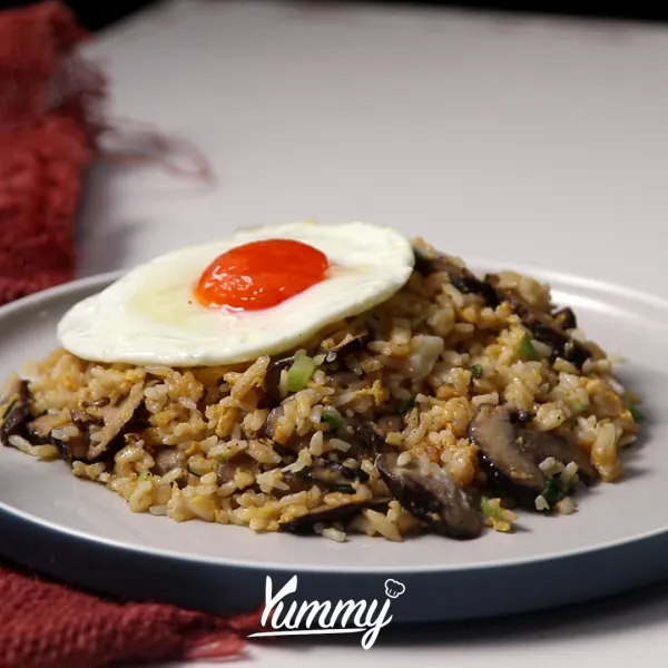 Nasi Goreng Mentega Telur Shiitake siap untuk disajikan dengan bahan pelengkap sesuai selera.