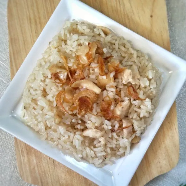 Setelah matang beri taburan bawang goreng di atas nasi. Nasi Ayam Hainan siap disajikan.
