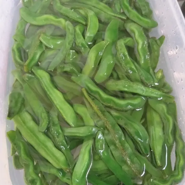 Tiriskan dan langsung rendam dalam air es agar warna tetap hijau.