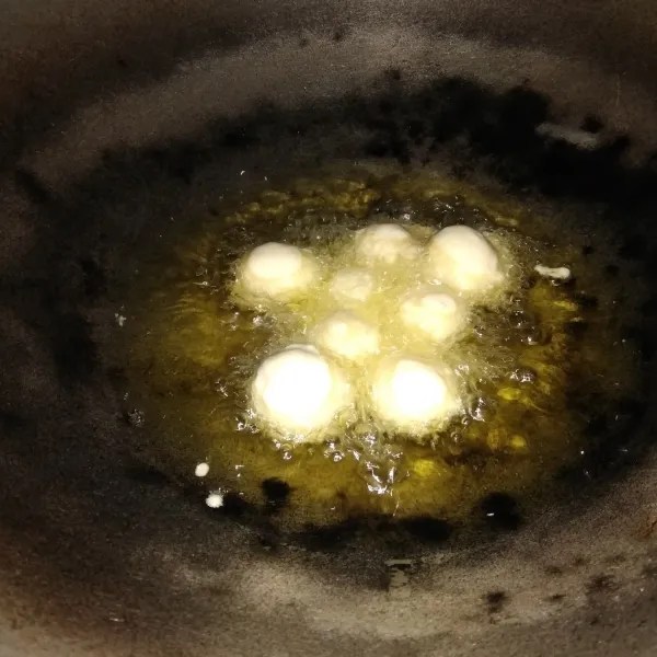 Masukkan getuk isi ke adonan lalu goreng sampai matang.