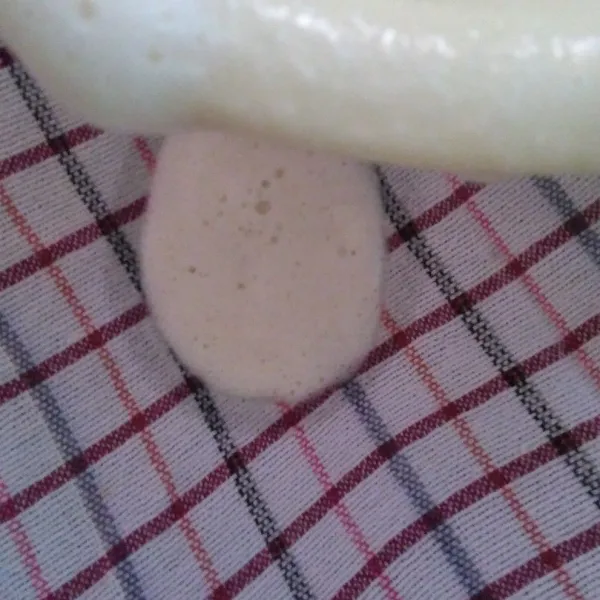 Saring lagi hasil saringan dengan serbet bersih. Tuangkan ke dalam panci.