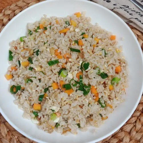 Salin nasi goreng oriental ke piring dan sajikan.