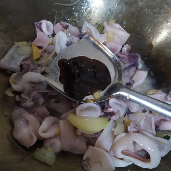 Beri saus tiram, gula, kaldu bubuk, aduk kembali.