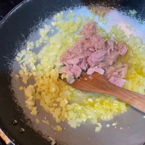 Masukkan tuna kaleng, garam, penyedap rasa, gula, lada dan tumis sampai tuna matang.