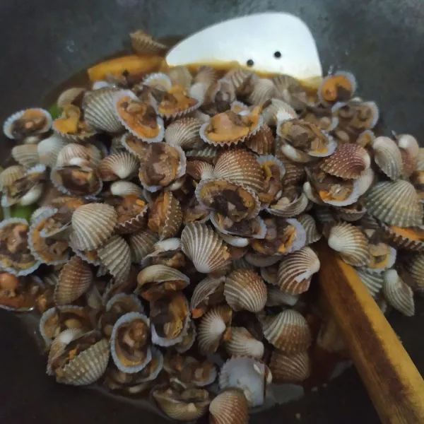 Masukkan kerang, aduk rata, masak sampai bumbu meresap dan kuah mendidih.