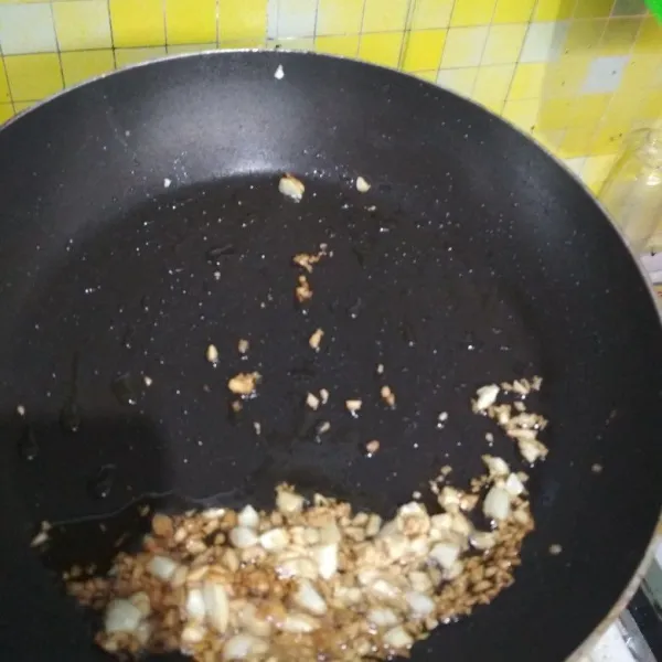 Tumis bawang putih cincang sebentar saja, lalu masukkan bawang ke dalam panci kuah.