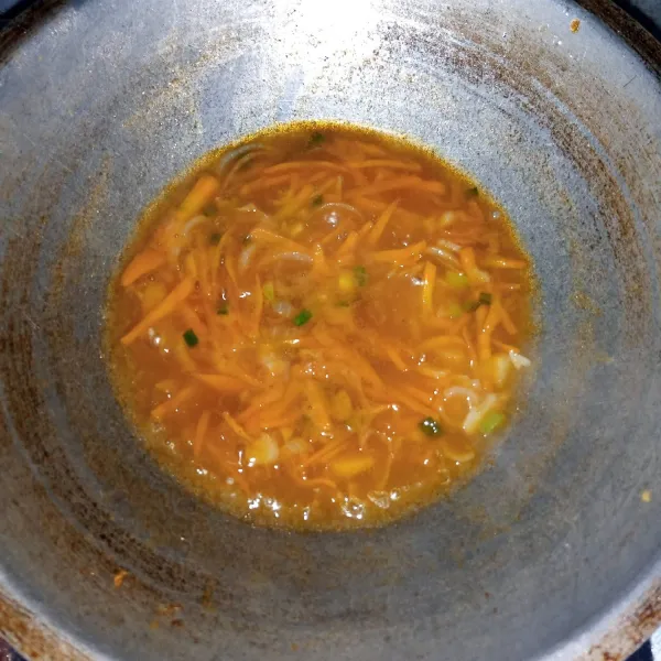 Tambahkan air,saos sambal,saos tomat,minyak wijen,gula,garam dan lada bubuk. Aduk rata. Icip rasa. Angkat dan siram diatas ayam. Sajikan.