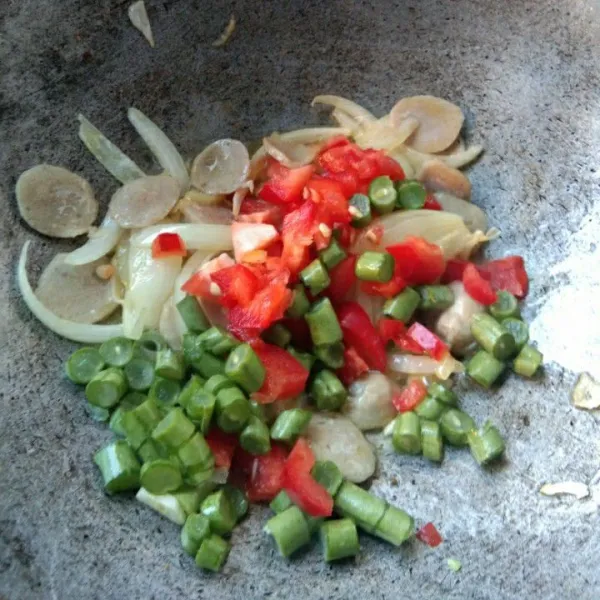 Masukkan irisan paprika dan buncis, masak hingga buncis berubah warna.