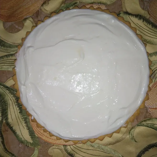 Tuangkan cream cheese diatas kulit pie, diamkan didalam kulkas ±2jam hingga set, dan padat.