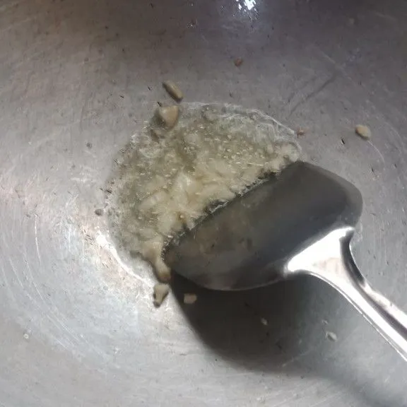 Panaskan sedikit minyak goreng tumis bawang putih hingga harum.