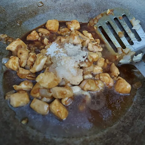 Tambahkan air, garam, gula dan lada. Aduk rata dan koreksi rasa. Masak sampai mendidih atau ayam empuk.