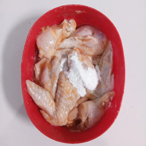 Tambahkan tepung maizena. Aduk rata. Masukkan kulkas. Diamkan selama semalaman.